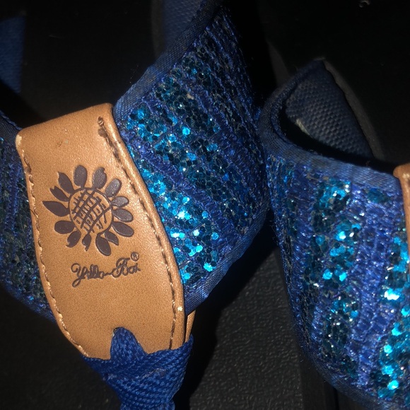 Good condition used sparkle flip-flops - Picture 5 of 5